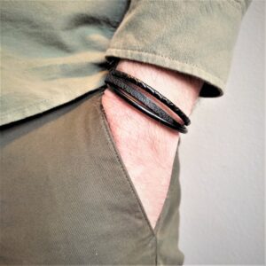 ტყავის სამაჯური ტექსტით