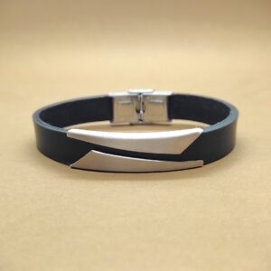 ტყავის სამაჯური ინიციალებით