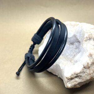 ტყავის სამაჯური წარწერით