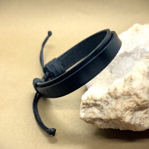 ტყავის სამაჯური ინიციალებით